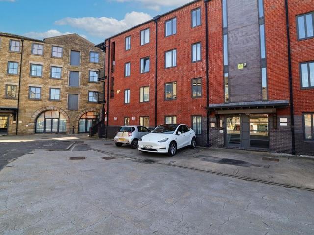 Corn Mill Lane, Stalybridge SK15 2 bed flat to rent £950 pcm £219 pw