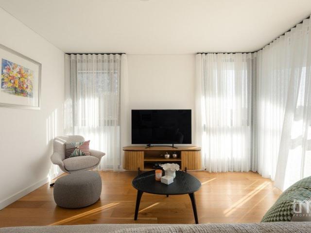 CORNER APARTMENT IN SHENTON PARK