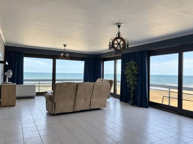 Corner apartment with a direct ocean view