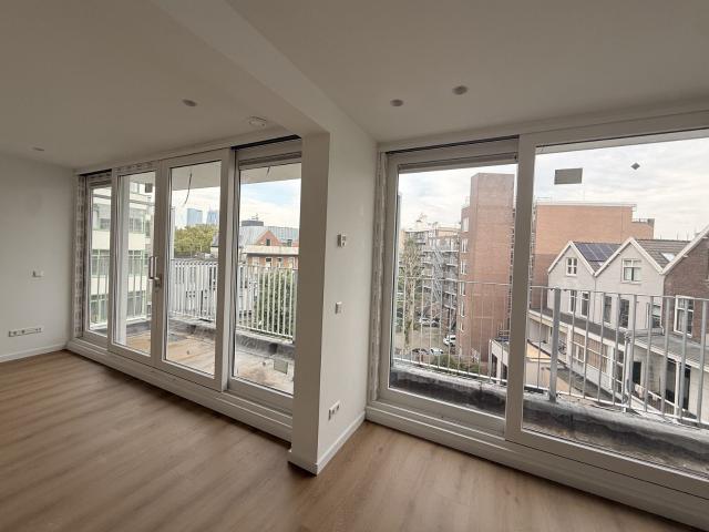 Corner apartment with balcony, Oude Westen