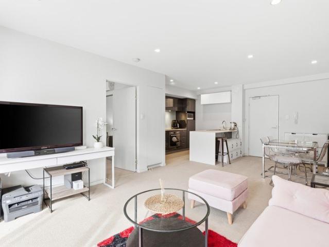 CORNER APARTMENT WITH INCREDIBLE AMENITIES