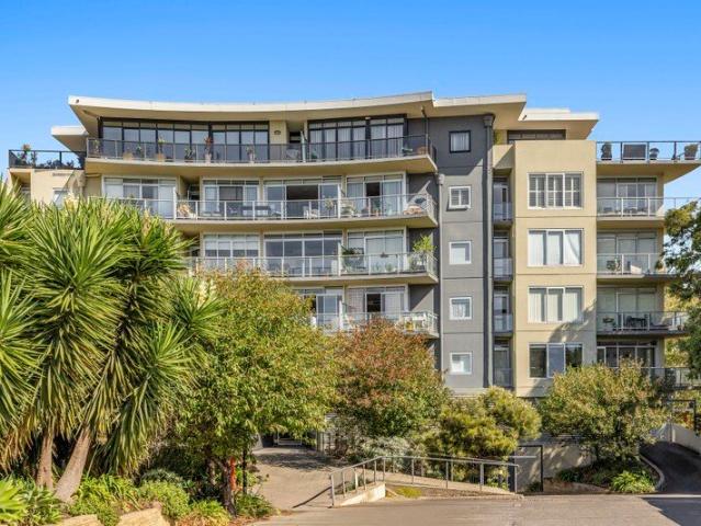 90sqm approx corner apartment with city views!