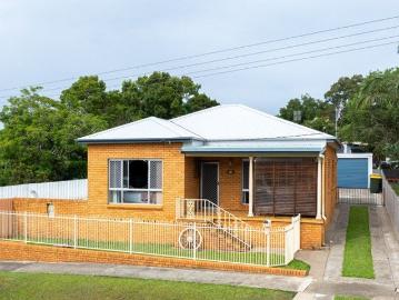 Corner Block Beauty 3 Bedroom + Sunroom in East Kempsey