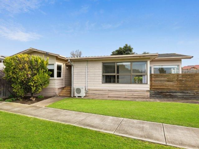 Corner Block on 612m² in Prime Hamlyn Heights Location