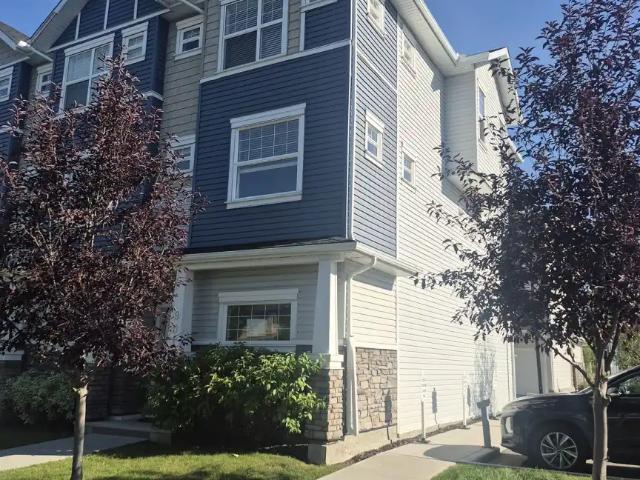 Corner End Unit Townhouse | 3 Bed | Double Tandem Garage | Small Pets Negotiable