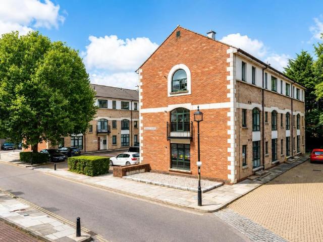 Corner Hall, Hemel Hempstead HP3 1 bed apartment to rent £1,325 pcm £306 pw