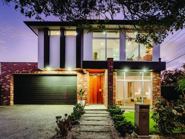 Corner Poise: A Poolside Expression Of Entertaining Luxury