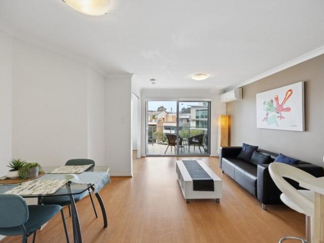 CORNER POSITION. CITY VIEWS. LIGHT FILLED LIVING
