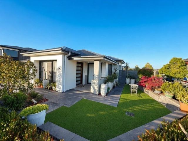 Corner Position Large Single Storey Home!