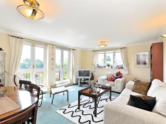Corney Reach Way, Corney Reach, W4