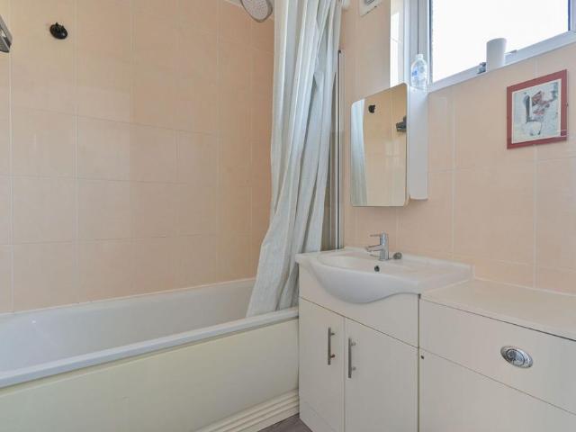 Cornford Grove, Balham, London, SW12 1 bed bungalow to rent £1,750 pcm £404 pw