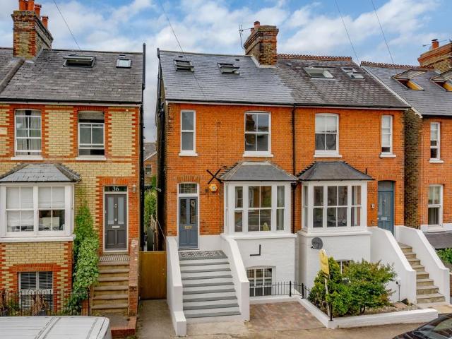 Cornfield Road, Reigate, RH2 4 bed end of terrace house to rent £3,100 pcm £715 pw
