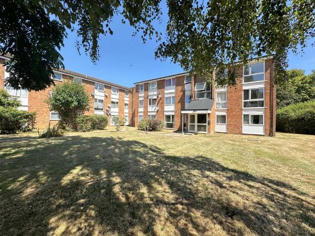 Cornflower Drive, Chelmsford, Essex. 2 bed flat to rent £1,150 pcm £265 pw