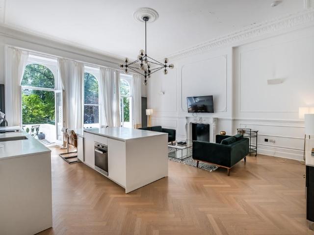 Cornwall Gardens London SW7 2 bed flat to rent £8,498 pcm £1,961 pw