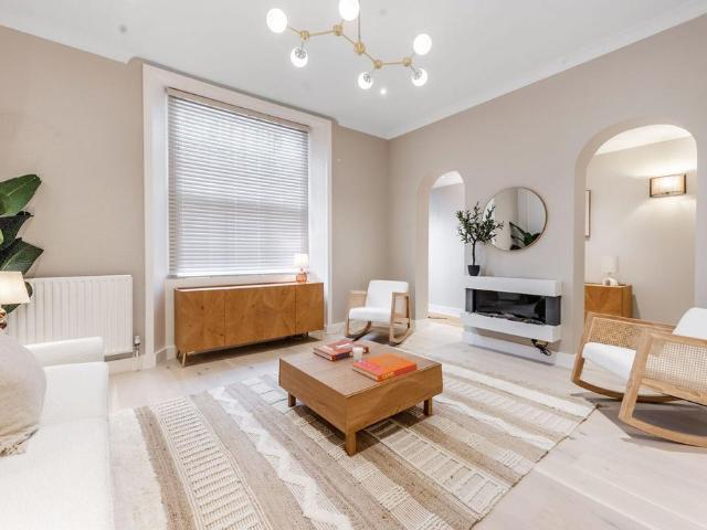 Cornwall Gardens, South Kensington. 2 bed flat to rent £6,933 pcm £1,600 pw