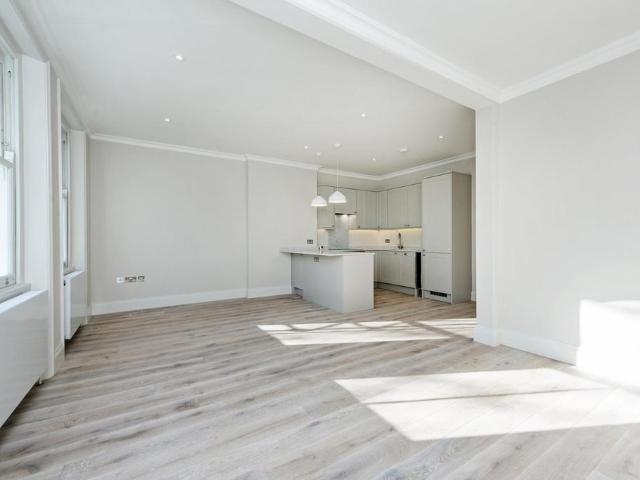 Cornwall Gardens, South Kensington SW7 2 bed flat to rent £3,995 pcm £922 pw