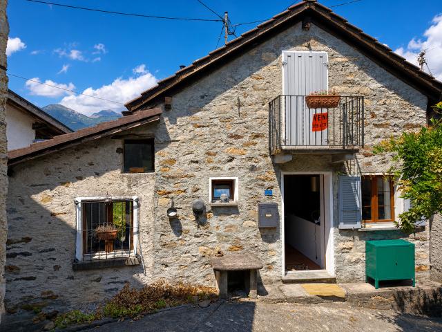COROGNOLA – Charmantes Tessiner Haus mit Blick auf den Lago Maggiore