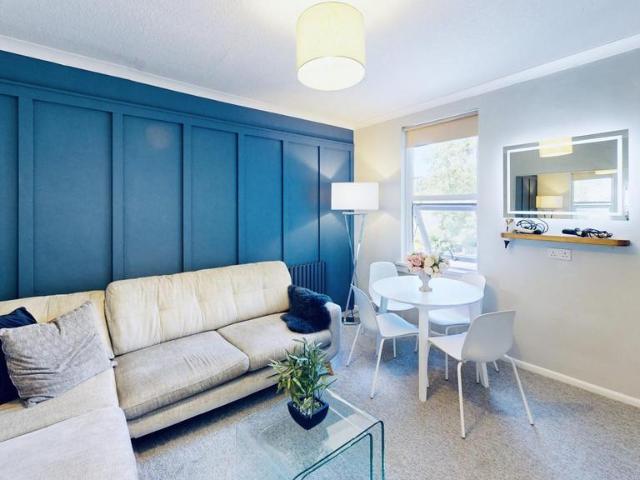 Coronation Avenue, Bath BA2 4 bed house to rent £936 pcm £216 pw