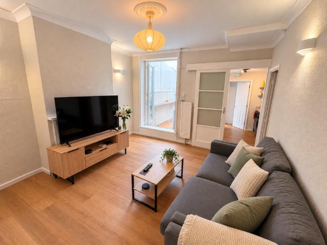 Coronation Avenue, Bath BA2 5 bed house to rent £4,680 pcm £1,080 pw