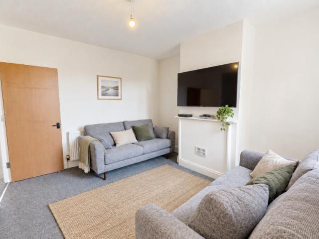 Coronation Avenue, Bath BA2 6 bed house to rent £4,732 pcm £1,092 pw