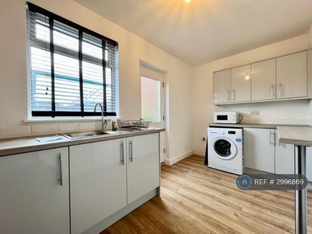 Coronation Road South, Hull, HU5 2 bed terraced house to rent £800 pcm £185 pw
