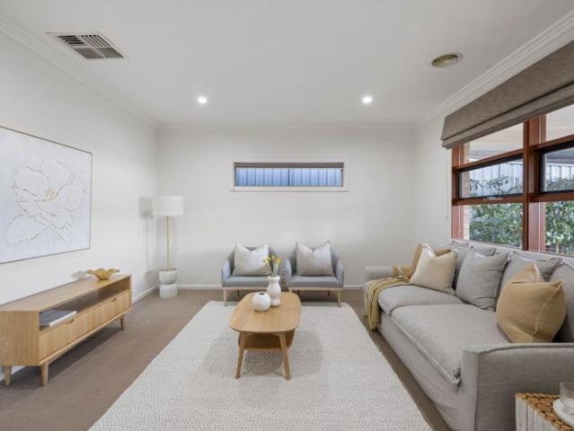 CORPORATE READY: FULLY FURNISHED LUXURY WITH VIEWS ACROSS ALBURY — 10 MIN WALK TO ALBURY CBD