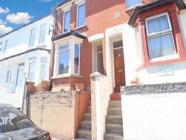 Corporation Road, Gillingham 2 bed terraced house to rent £1,300 pcm £300 pw