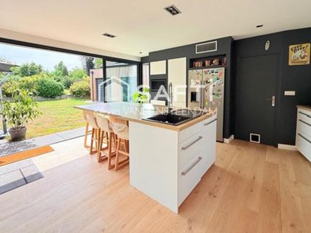 Corps de ferme 7 ch. 256 m2 sur 2 600 m²