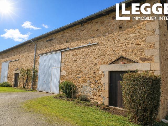 Corps de ferme, trois chambres, dépendances, grange et 4 hectares de terrain