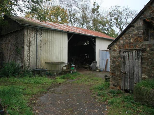 Corps de ferme à rénover à dix minutes de Fougères
