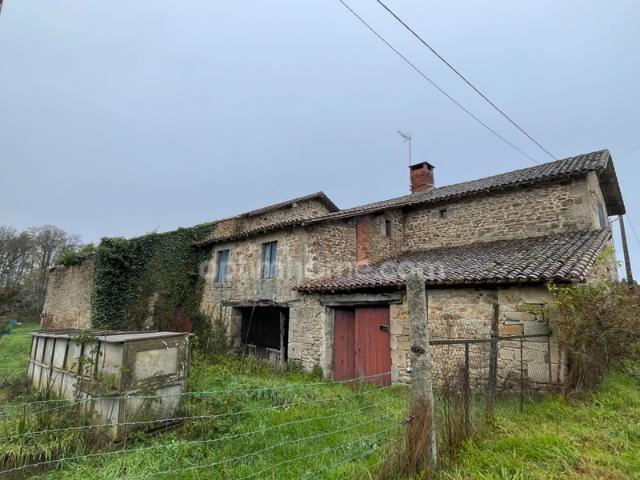 Corps de ferme à rénover avec 9511 m2 de terrain