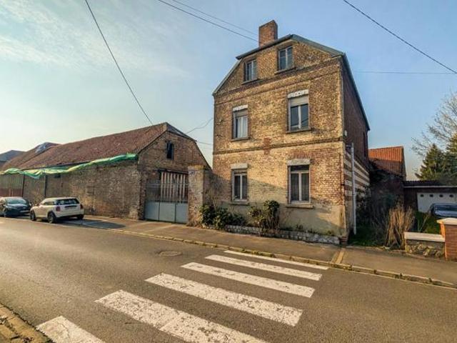 Corps de ferme à rénover, grange et hangar sur 3000 m²