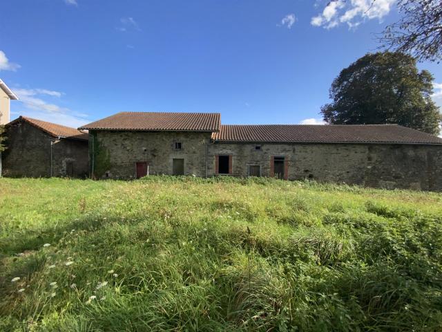 Corps de ferme à rénover sur 1 Ha de terres attenantes. 300m² Nexon