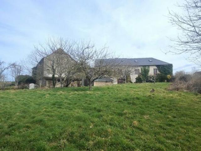 CORPS DE FERME A RENOVER SUR 2948m²