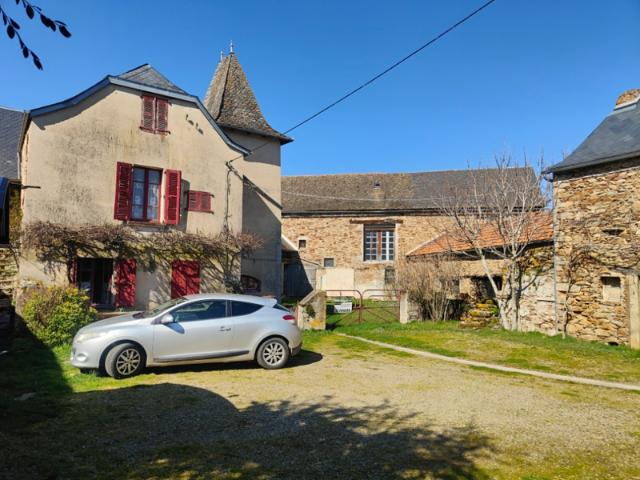 CORPS DE FERME A RENOVER SUR 2948m²