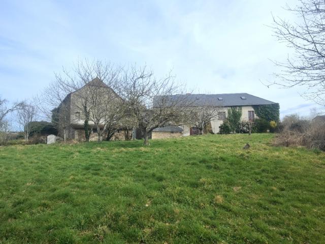 CORPS DE FERME A RENOVER SUR 2948m²