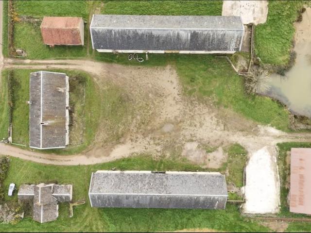 Corps de ferme à rénover sur 3 hectares