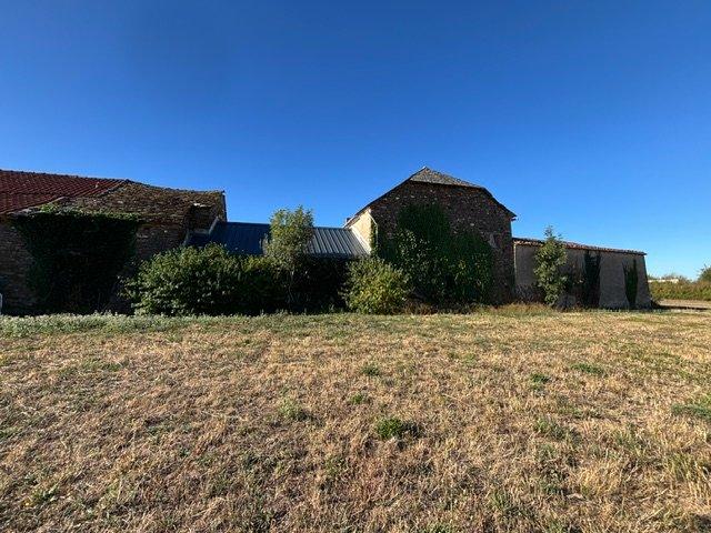 Corps de ferme à rénover sur 9 000 M2 de terrain 140m² Andouque