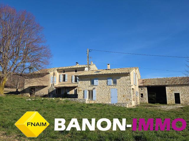 Corps de ferme authentique sur 1 hectare À pied du village de Banon