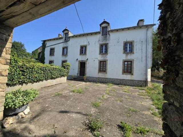 Corps de ferme avec maison, appartement et dépenda