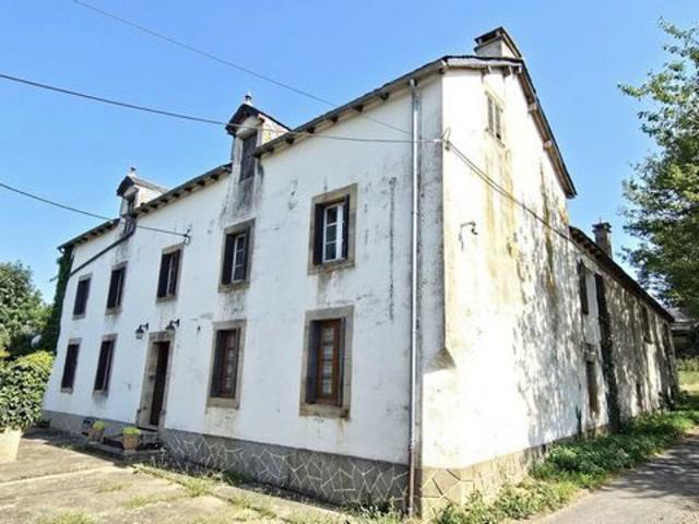 Corps de ferme avec maison, appartement et dépenda