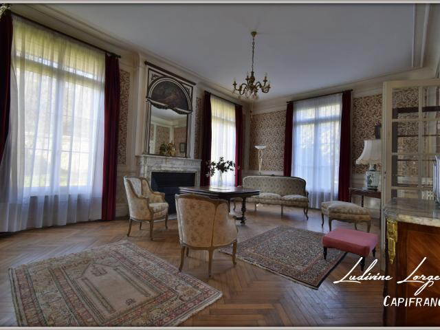 Corps de ferme avec Maison bourgeoise à vendre Au nord de. 336m² Soissons