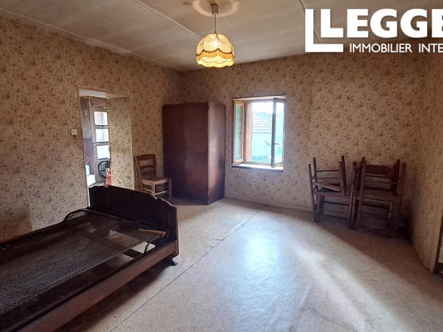 Corps de ferme avec maison d'habitation, grange, ecuries, cour et jardin. Puits