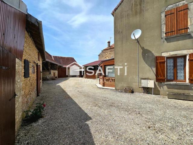 Corps de ferme avec maison quatre chambres et dépendances