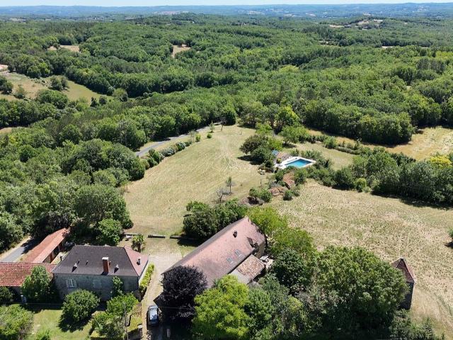 Corps de ferme avec dépendances et piscine 270m² Bouzic