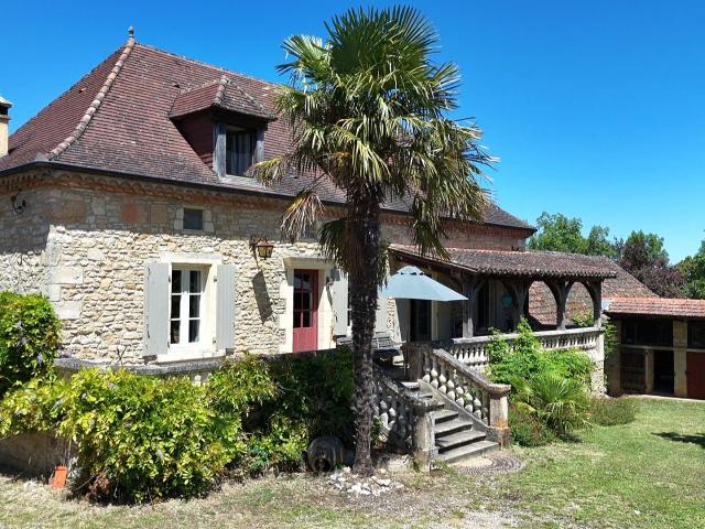 Corps de ferme avec dépendances et piscine 270m² Bouzic