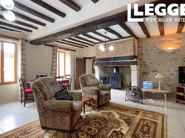 Corps de ferme avec longère 215m2, petit maison 50m2, étang 2Ha, bois 10 Ha, total 17,9Ha sur 4 sites