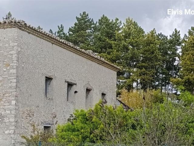 Corps de ferme en pierre – 2,6 ha – dépendances – fort potentiel – Limans