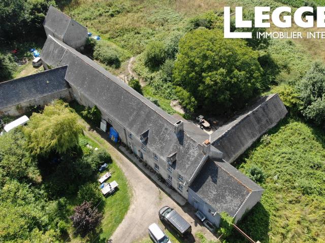 Corps de ferme avec terrain, niché dans un cadre campagnard paisible et isolé