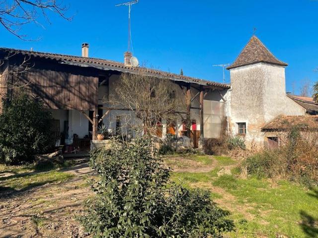 Corps De Ferme Avec Un Pigeonnier à finir de restaurer 300m² Tonneins